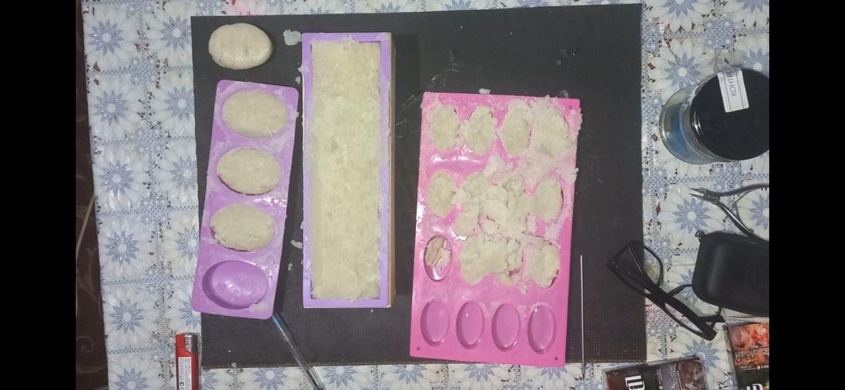 Мыло быстро твердеет при горячем способе и не всегда получается заложить его нормально в форму.