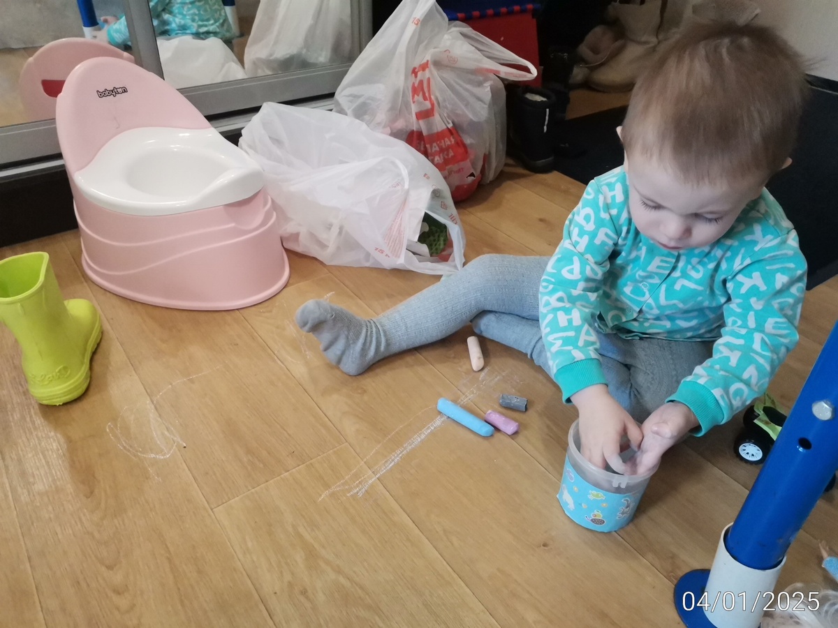 Порисовал - убери мелки за собой. 😃 Что бывает, когда мама не блюдет за детьми. 