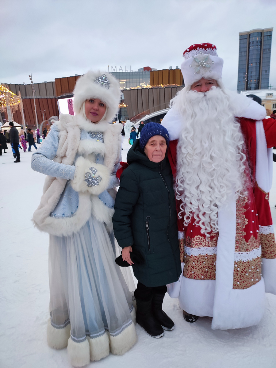 Не думала, что мама будет пищать от восторга от фото в обнимку с Дедом Морозом и Снегурочкой) 