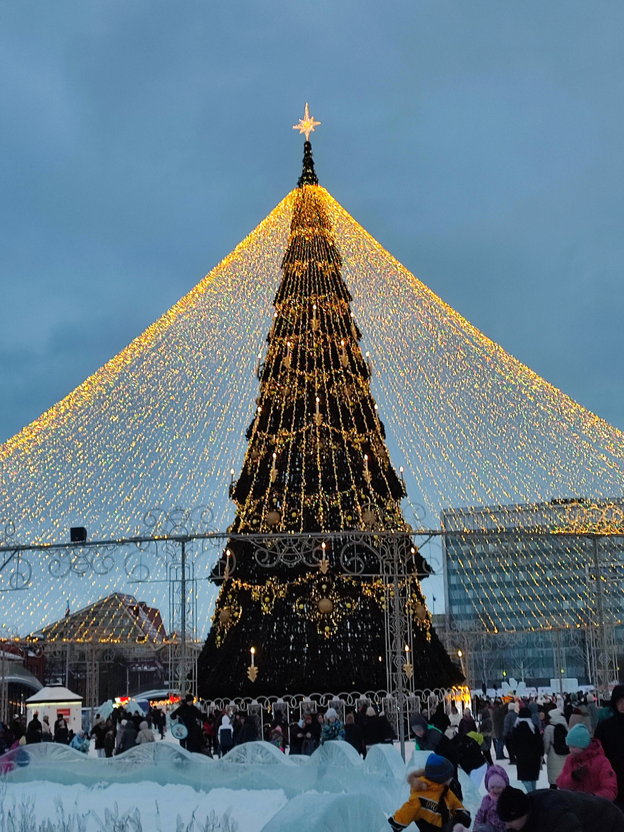Народу тьма тьмущая. Невозможно сделать кадр без людей, хоть заждись когда мало будет