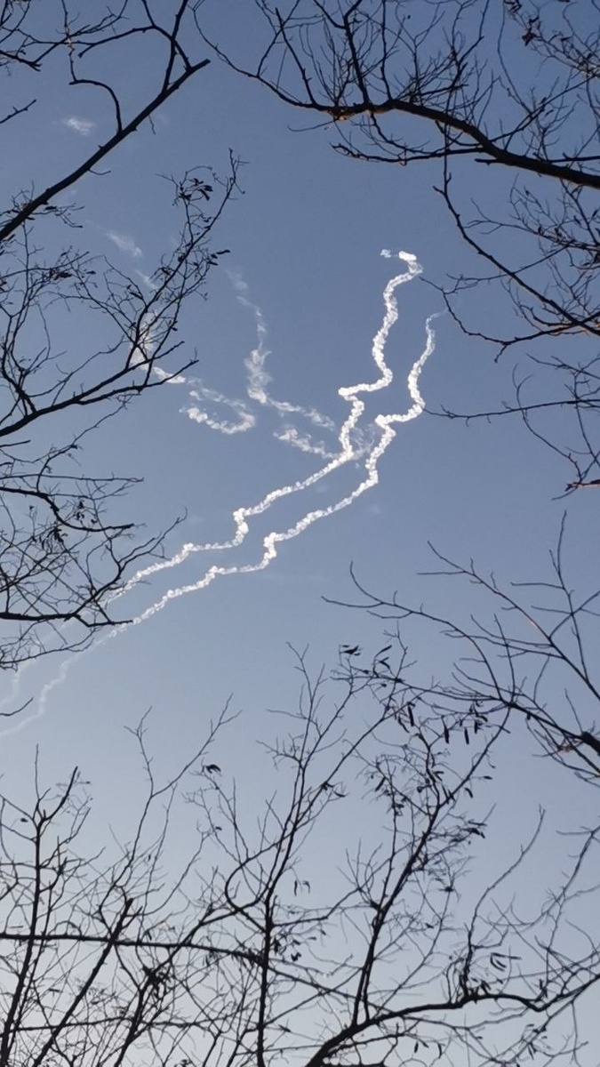 Так выглядит небо над нами. Хотя на следы ракет уже давно ни кто не обращает внимания, привыкли.