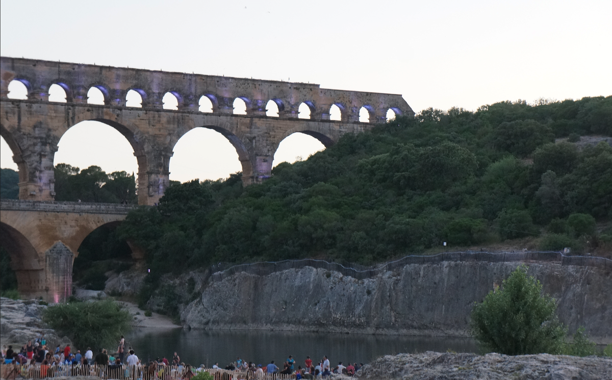 Мост отлично виден, на берегу собираются зрители, фото из личного архива