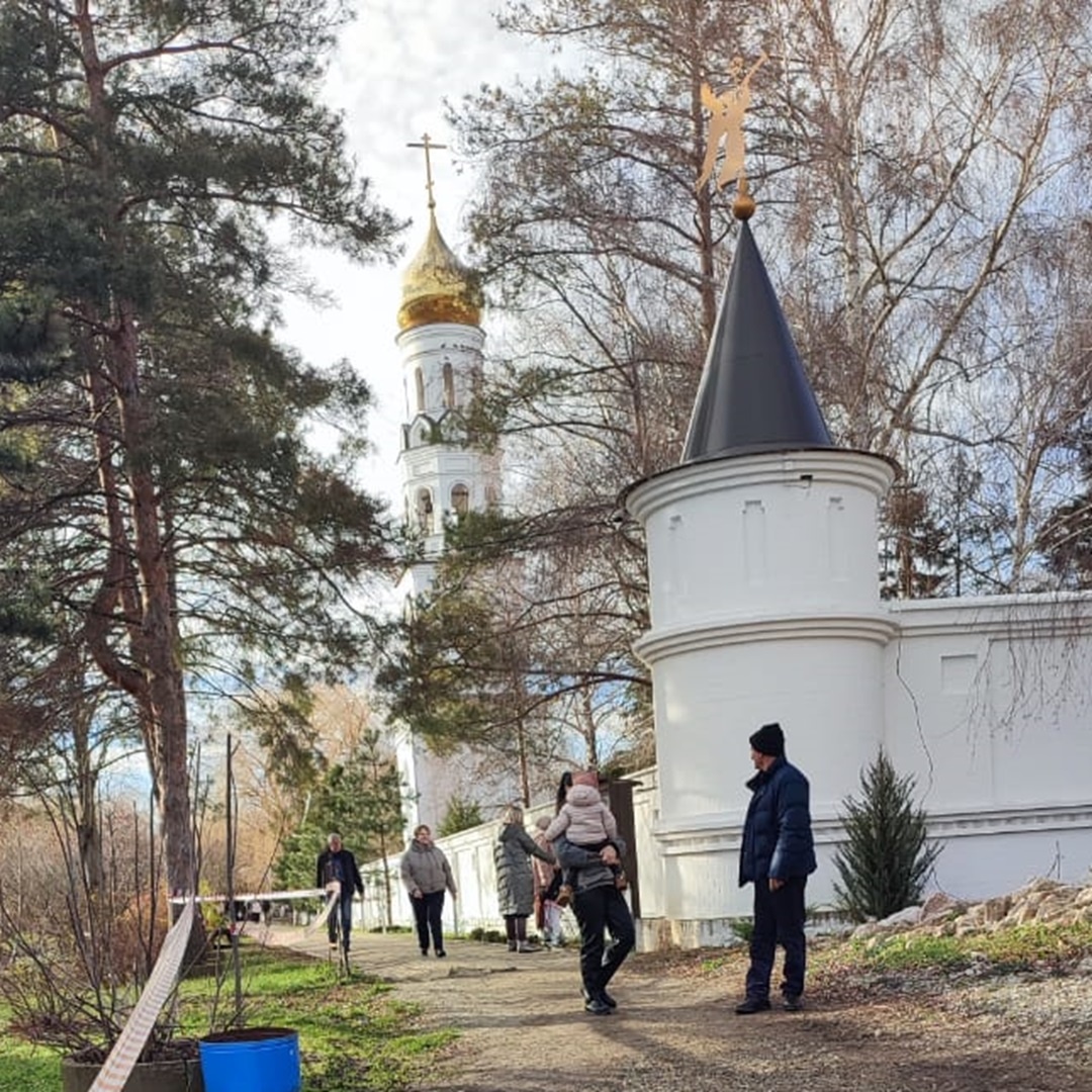 По этой аллее можно пройти к пруду  и святому источнику Фото: Книга Приключений