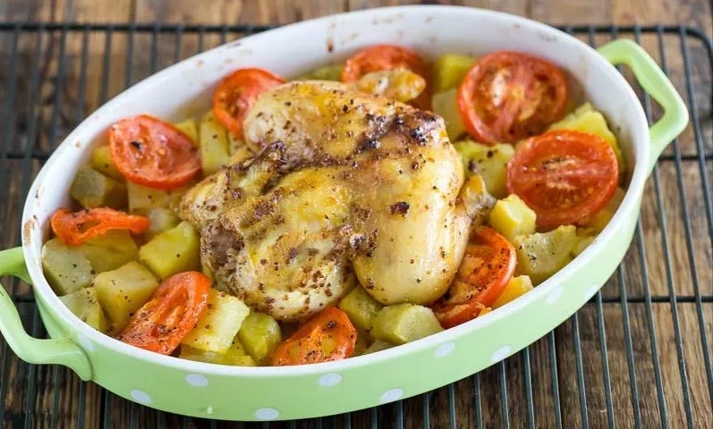 Цыплята, запеченные с картофелем.