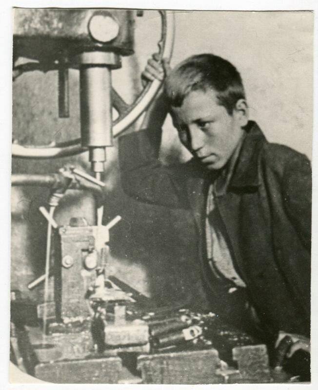 Стахановец цеха МХ – 4 Кировского завода подросток Коля Федорашко. Из собрания Государственного исторического музея Южного Урала"