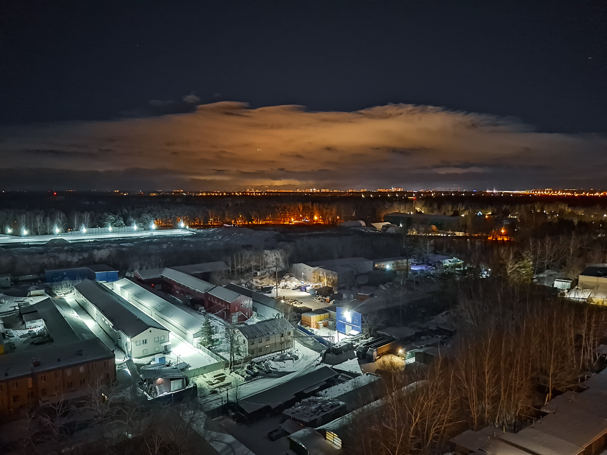 Мытищи, видно черную полосу леса вдали