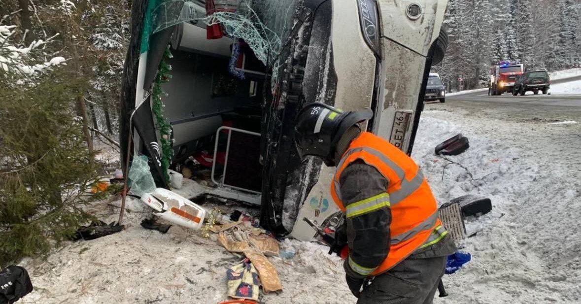 АВТОБУС С ДЕТЬМИ ПЕРЕВЕРНУЛСЯ В КАРЕЛИИ! В результате ДТП пострадали семь пассажиров, включая двоих детей

Туристический автобус с 43 пассажирами съехал в кювет и перевернулся. Пострадавшие получили травмы груди и конечностей