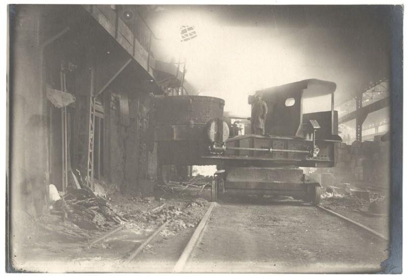 Разливная машина с ковшом перед выпуском металла из мартеновской печи на заводе «Красный Октябрь». 1930-е годы. Из собрания Саратовского областного музея краеведения