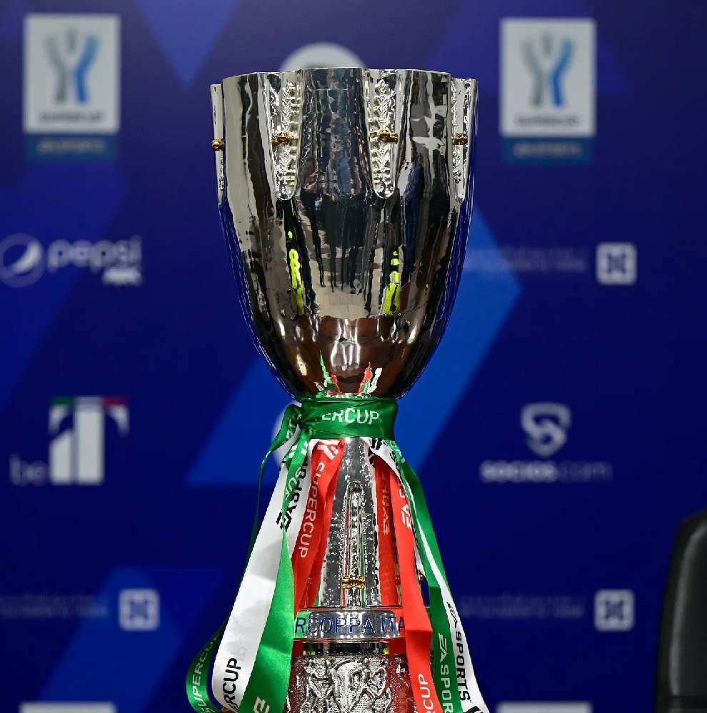 Трофей итальянского Суперкубка. Фото взято из открытых источников.