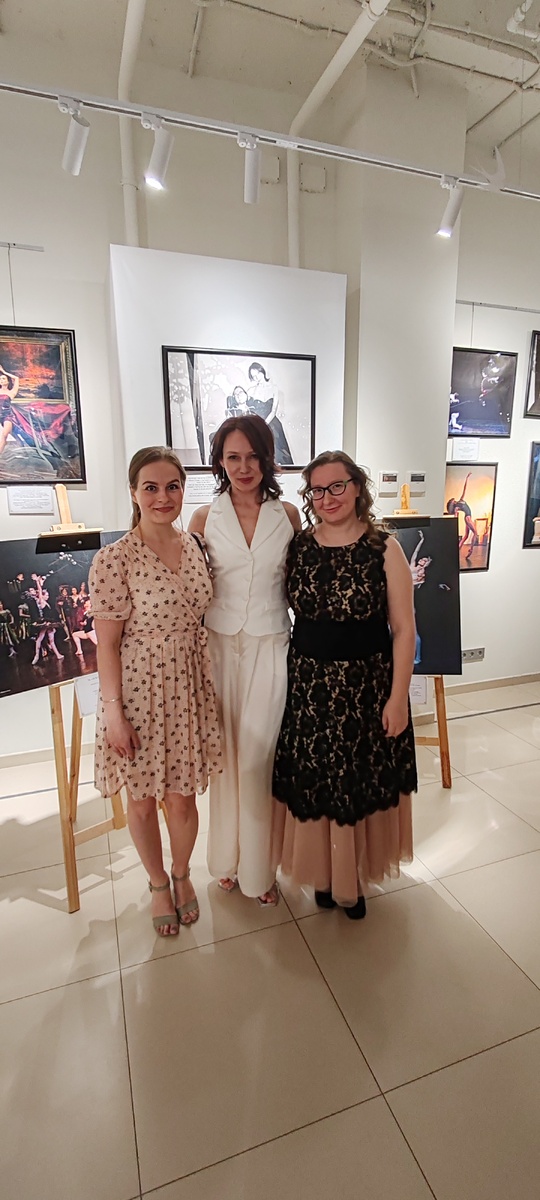 Моя незаменимая подруга помогающая во всех моих проектах Мария Т., прима-балерина Екатерина Кужнурова и фотограф Анастасия Денисенко.