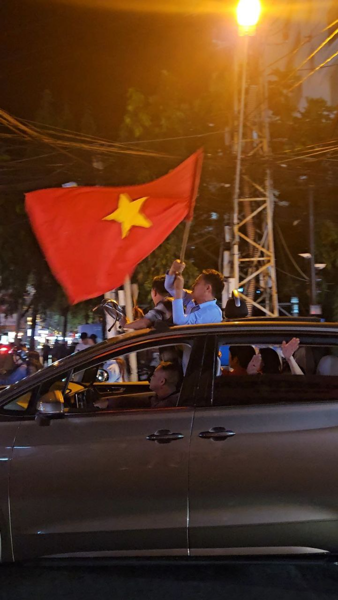 Вот яркий пример как местный житель вылез из люка и устраивает оркест кухонными приборами