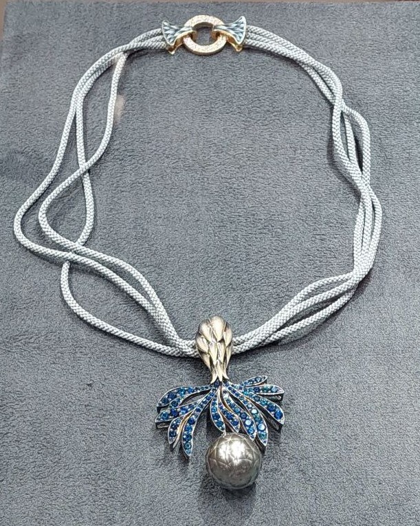 Кулон "ВАСИЛЬКИ": золото, сапфиры, бриллианты, жемчуг, эмаль, 2023 год, фото автора, январь 2025