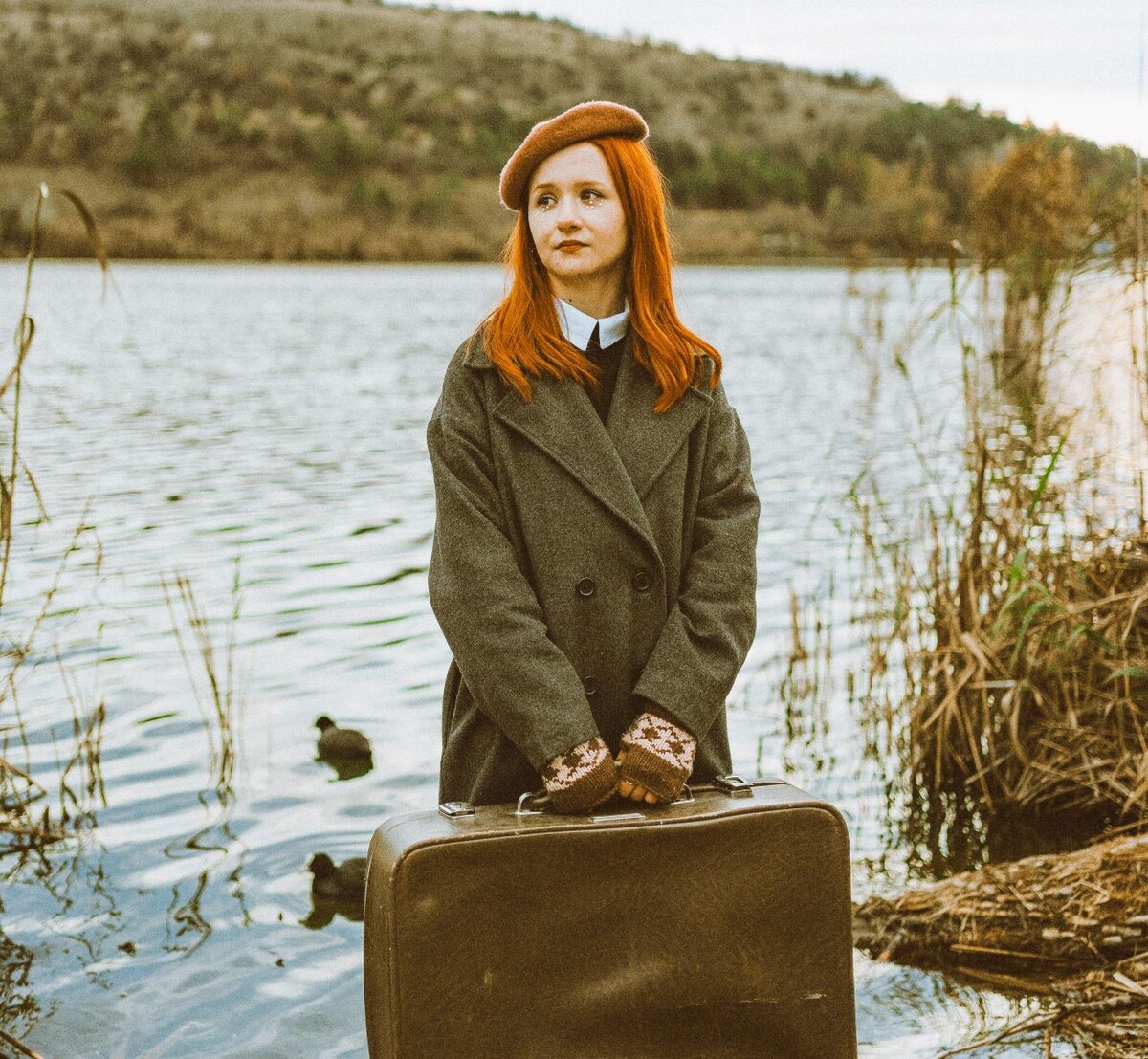 unsplash фото девушки с чемоданом