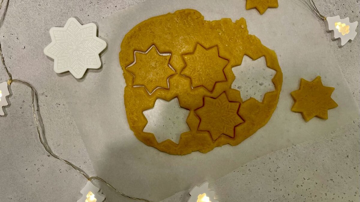 пекли с детьми вечером, поэтому так темно при свете елки