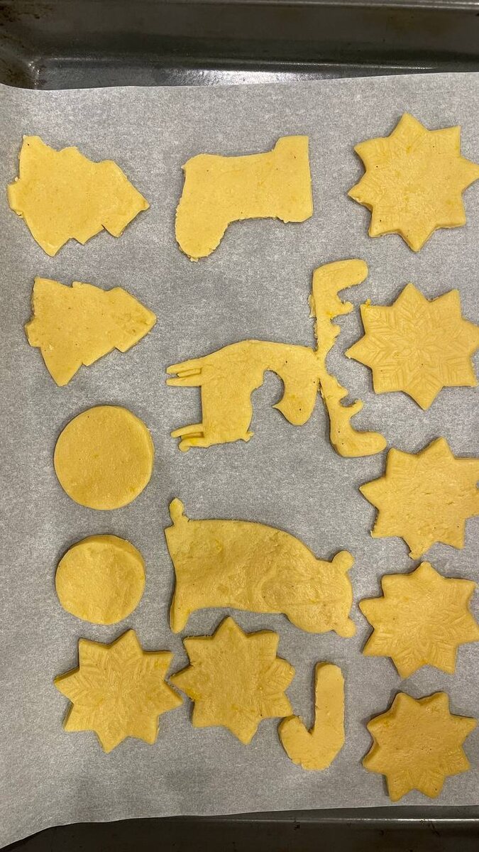 если нет вырубки, можно распечатать и вырезать трафарет из бумаги