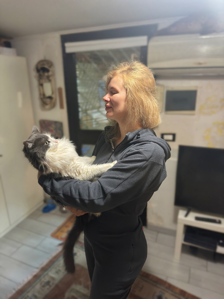 Обнимашки не желает 