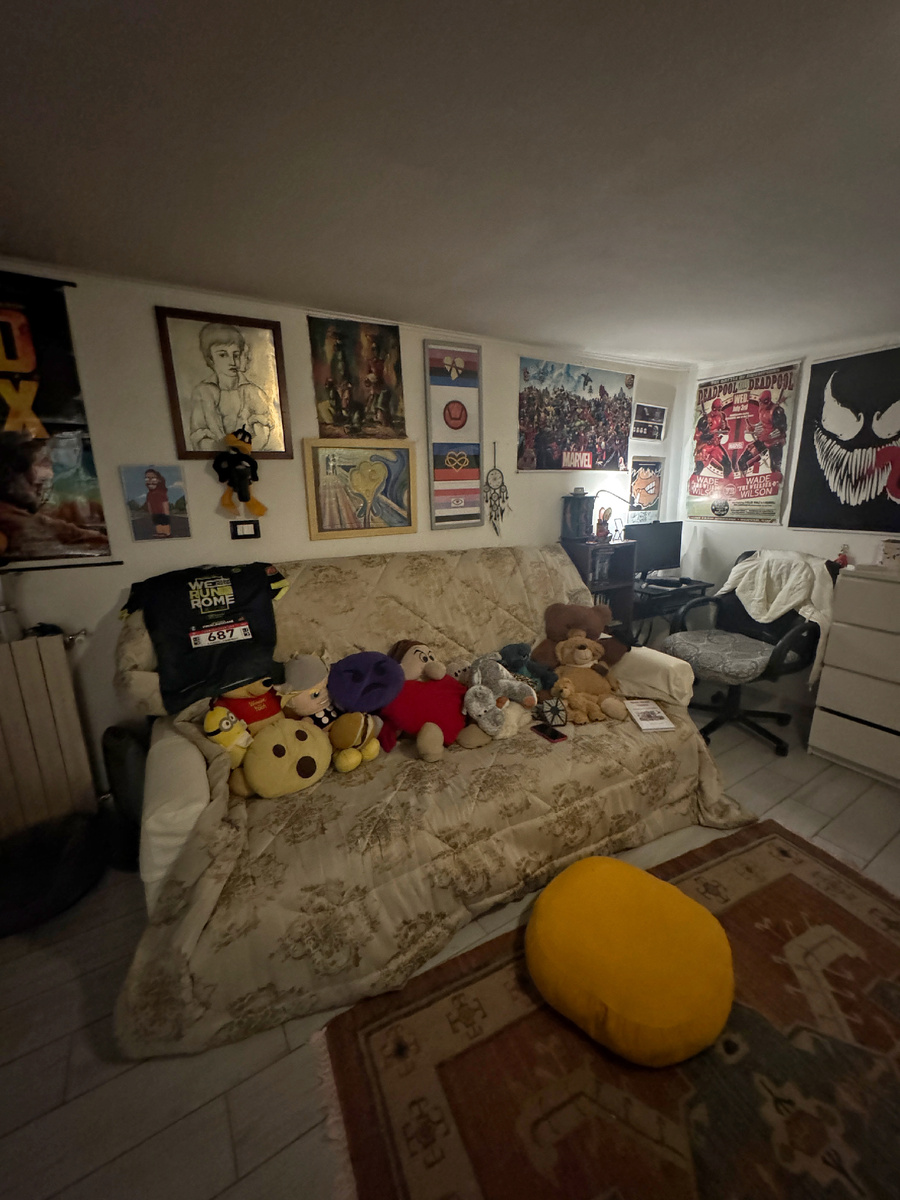 На вонючем диванчике с мишками! 