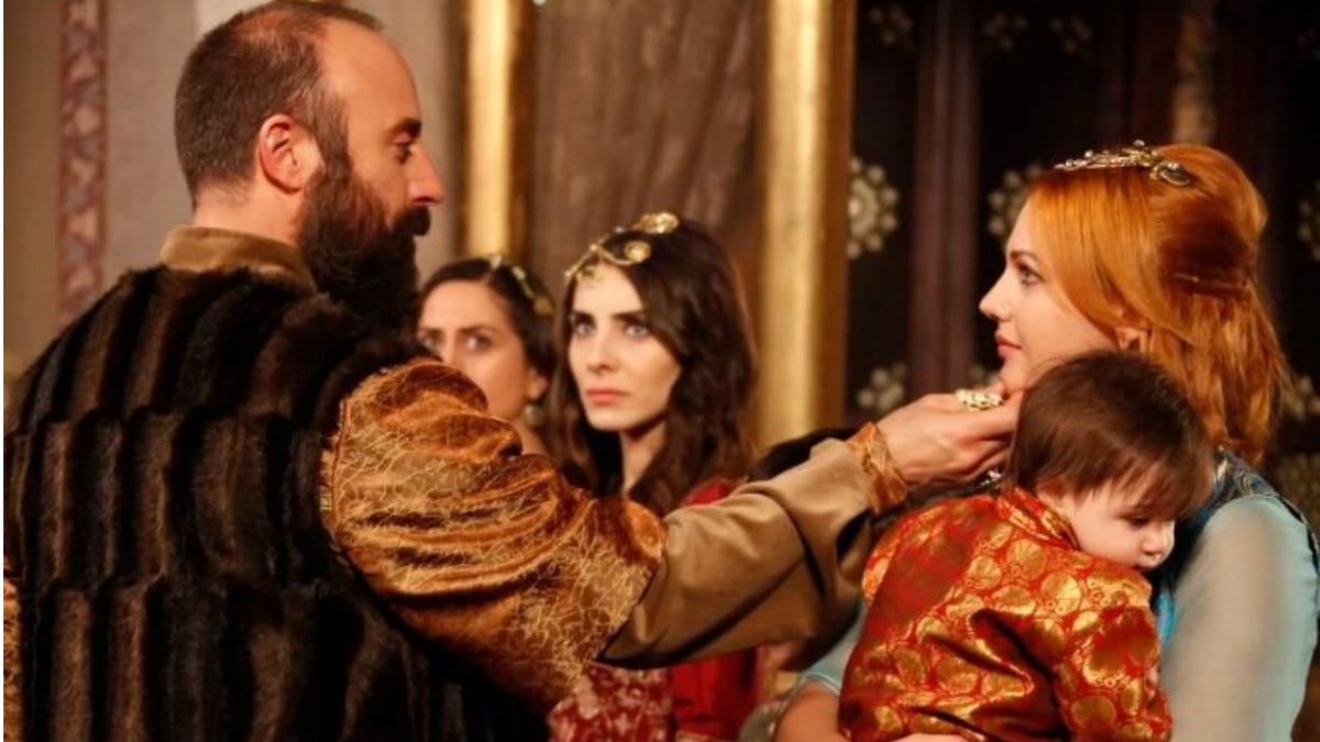 Султан Сулейман в гареме. Кадр из сериала "Великолепный век"