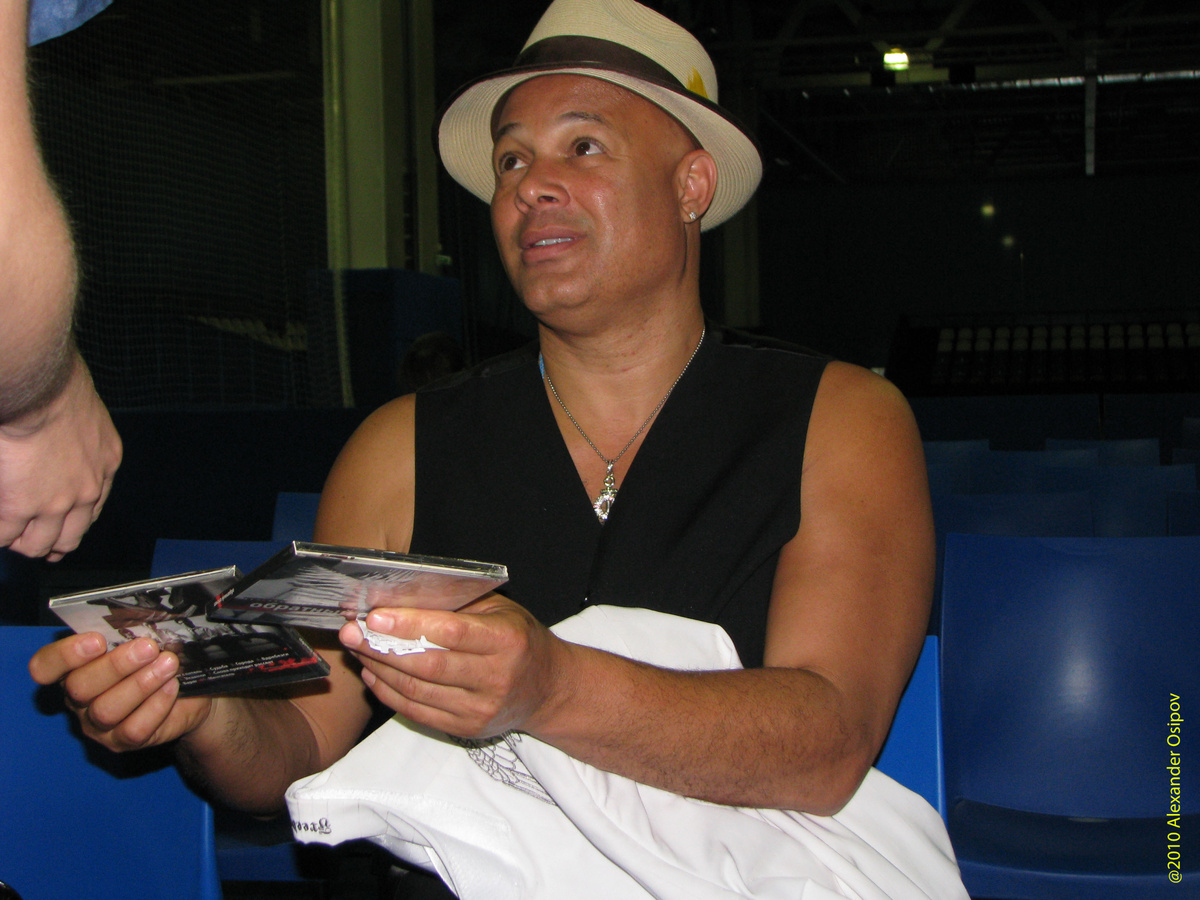 Майкл Уолден с врученными ему дисками. Там же.