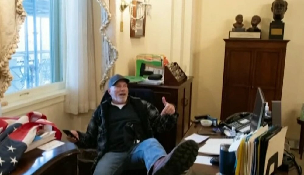    Ричард Барнетт. Кадр видео