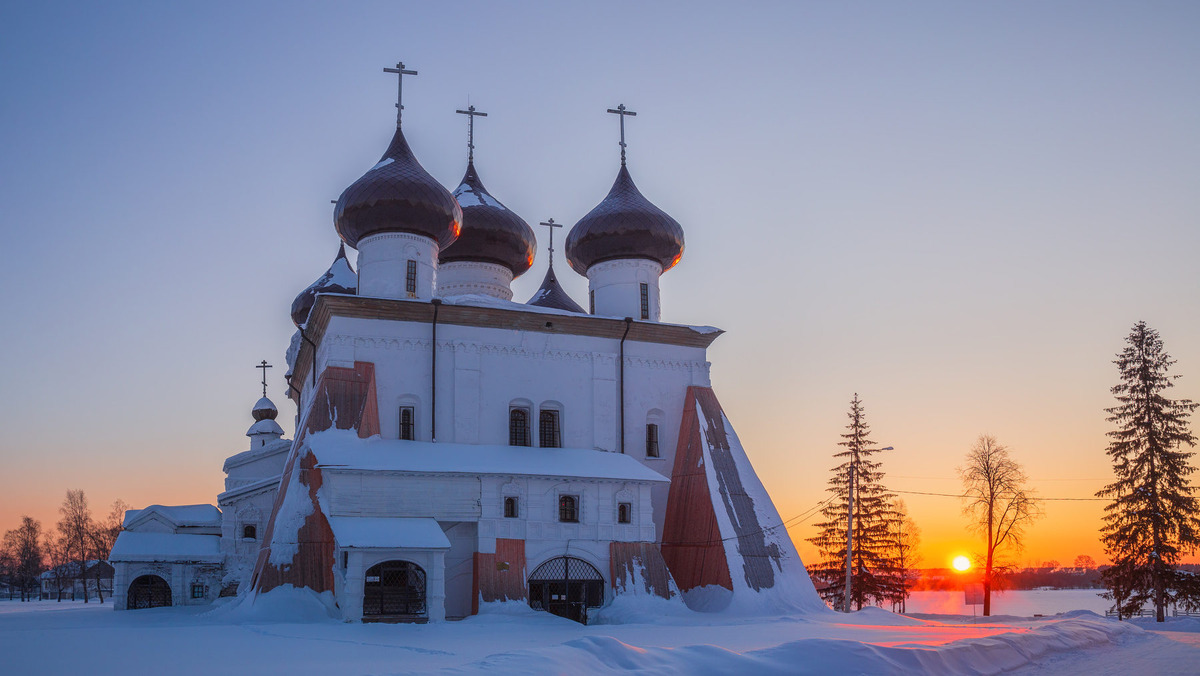    Зимний рассвет в Каргополе. Собор Рождества Христова. Фото: Lori