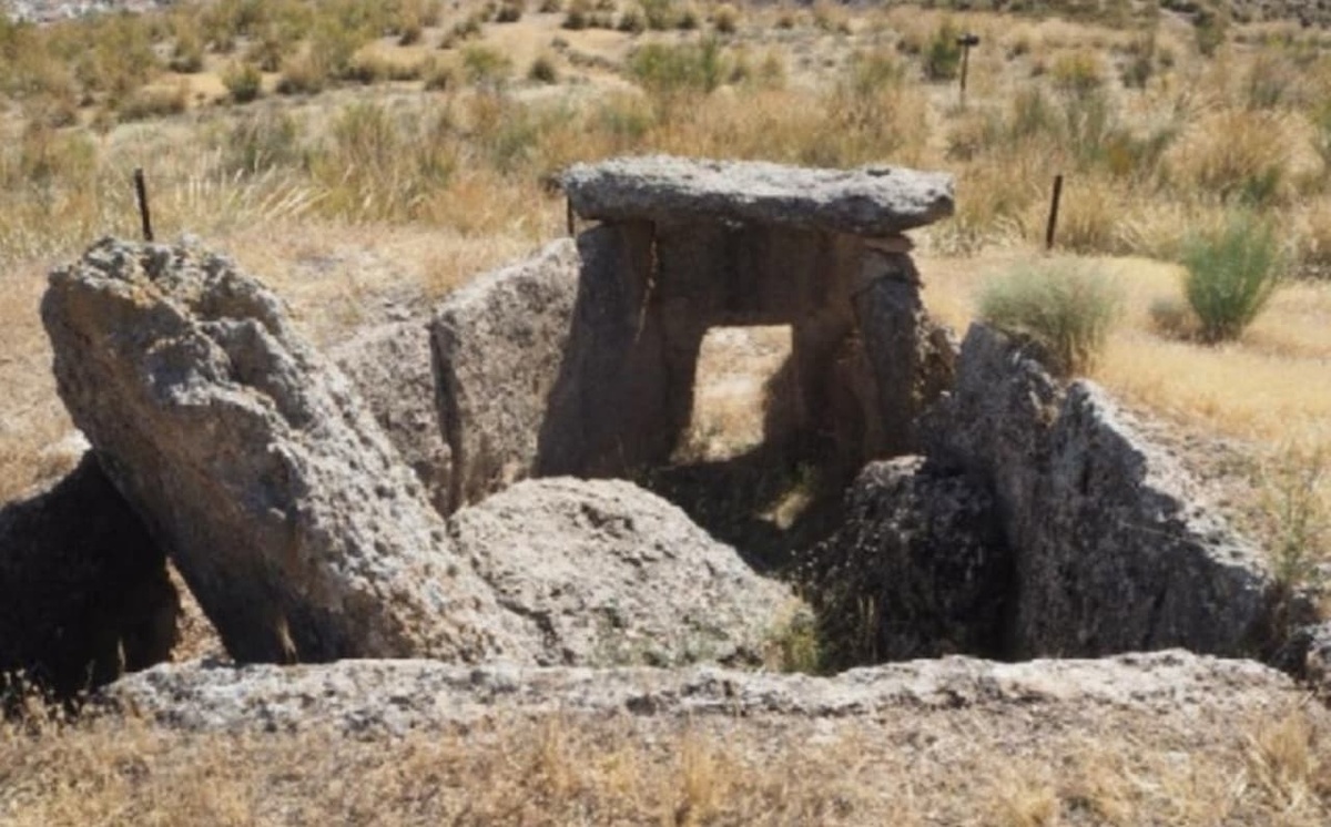 Автор текста — Анна Гребенникова. Источники.

💀 Интересна археология? Поддержите нас на Sponsr или Boosty и каждую неделю смотрите эксклюзивные видео и научные новости

Дольмены в Махадильясе, Гранада, Испания. Фото: К. Кабреро Гонсалес и др.