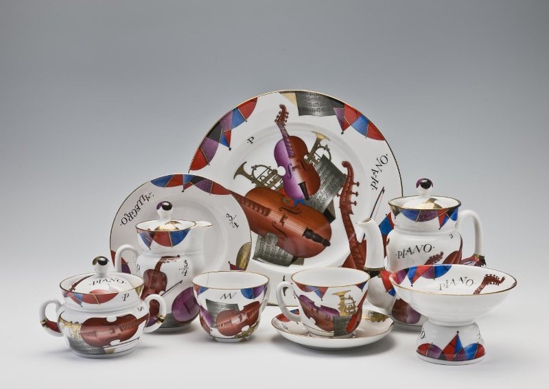 Предметы сервиза на фасоне "Сударыня" в росписи "Пиано". Общий вид. 1994. Автор фасона Славина Н.П., автор росписи Соколов С.Н.  Фарфор, роспись надглазурная полихромная, позолота. Федеральное государственное бюджетное учреждение культуры "Государственный Эрмитаж". Листайте галерею вправо.