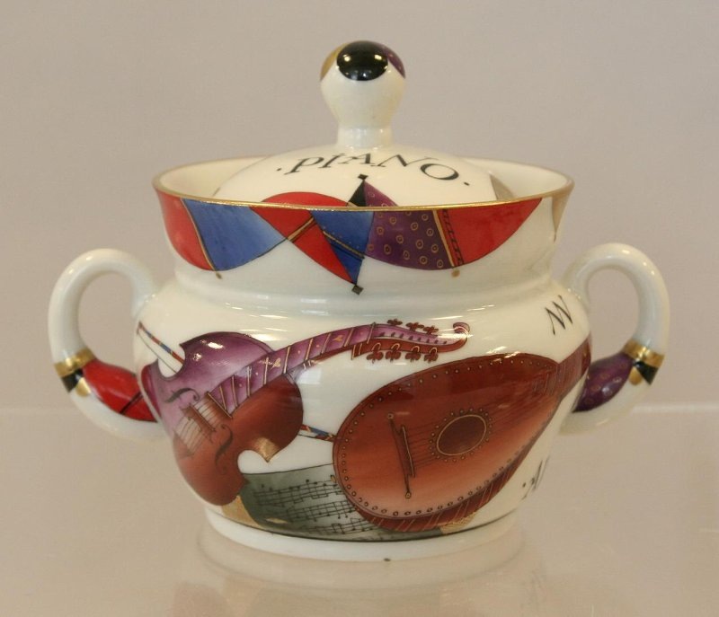 Сахарница с крышкой из сервиза "Пиано". 1994. Фарфор, роспись надглазурная полихромная, позолота. Федеральное государственное бюджетное учреждение культуры "Государственный Эрмитаж".