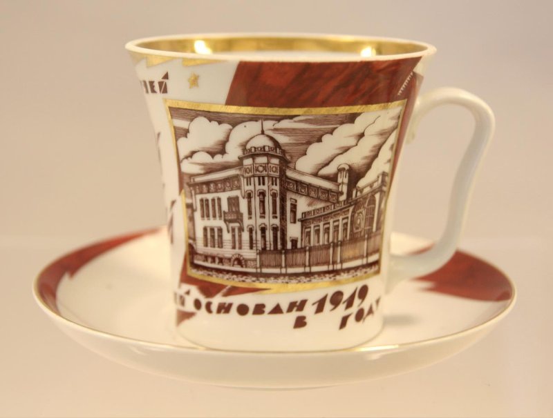 Бокал с блюдцем "Музей Революции". 1986. Автор формы Криммер Э.М., автор росписи Соколов С.Н. Федеральное государственное бюджетное учреждение культуры "Государственный Эрмитаж". Листайте галерею вправо.