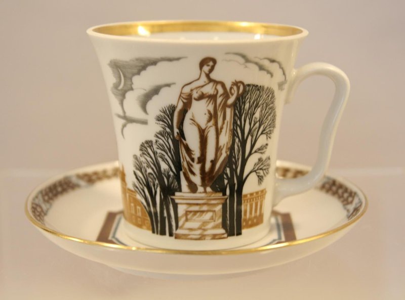 Бокал с блюдцем "Александровский сад". 1987. Автор формы Криммер Э.М., автор росписи Соколов С.Н. Здесь никакой ручной росписи нет. Сплошная строгость шелкографии. Федеральное государственное бюджетное учреждение культуры "Государственный Эрмитаж"