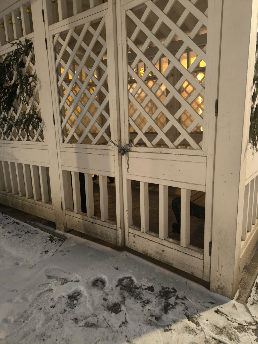 Та самая никому не нужная беседка, особенно в любой сезон, кроме лета