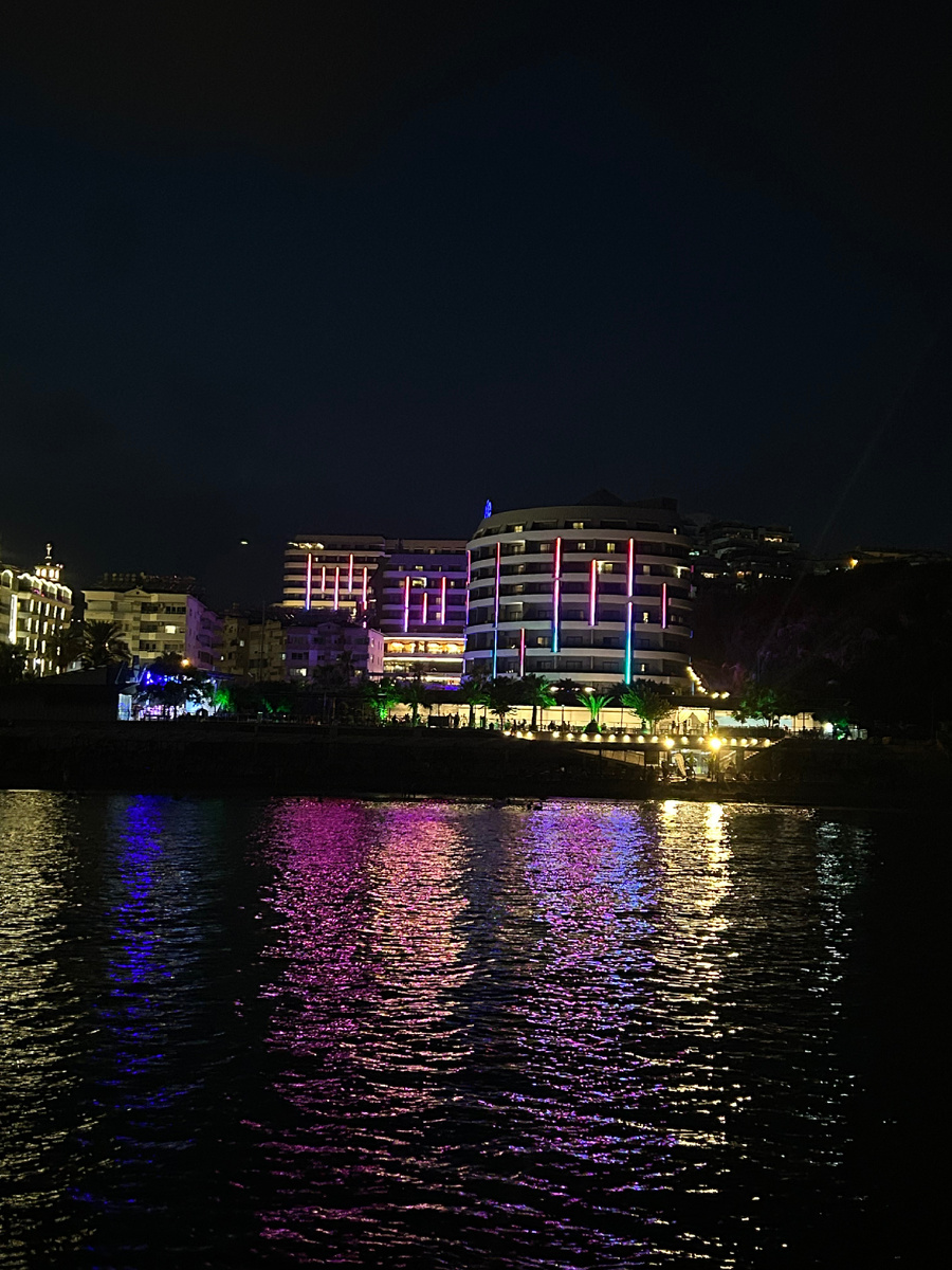 Вид на отель с пирса