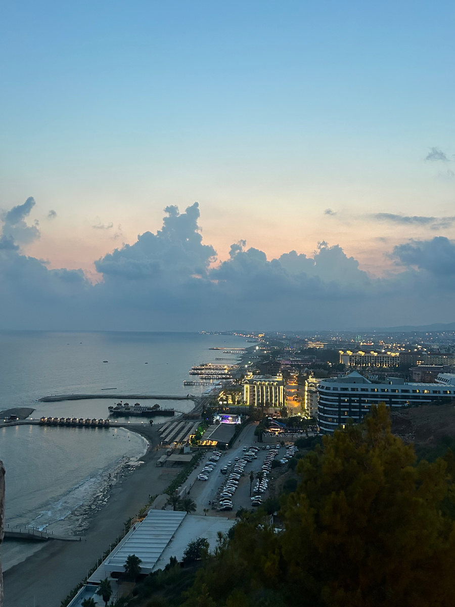 Вид на парковку отеля, пляж и сам отель с обзорной площадке