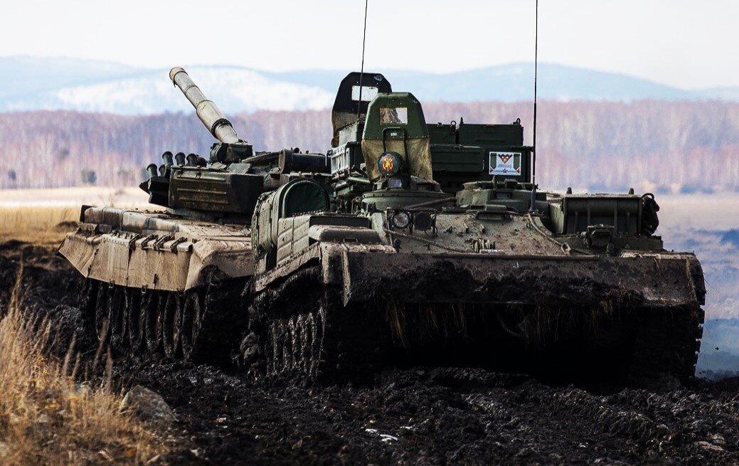 БРЭМ-1 проводит эвакуацию Т-72