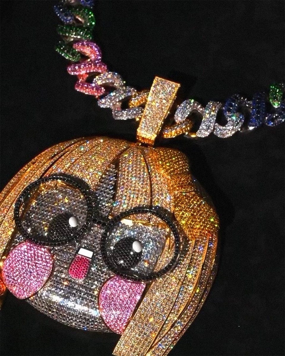 Дрейк получил эксклюзивную цепь от Jason of Beverly Hills в честь тура по Австралии и Новой Зеландии  