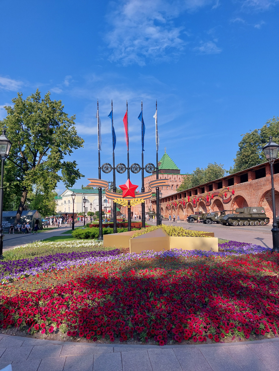 Посмотрите, как красиво высажены цветы в Нижегодском Кремле