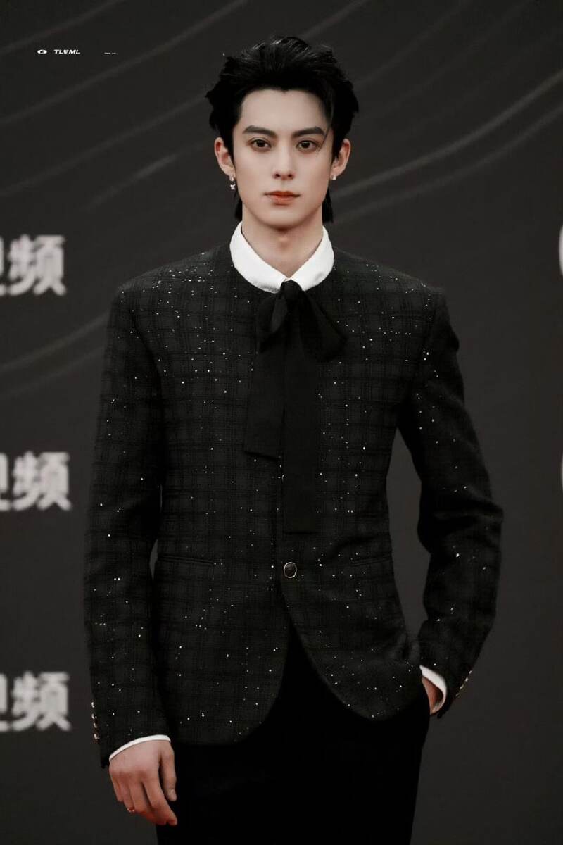 Как такое вообще возможно? Кстати, если вы не видите бантик, он там есть. Листайте