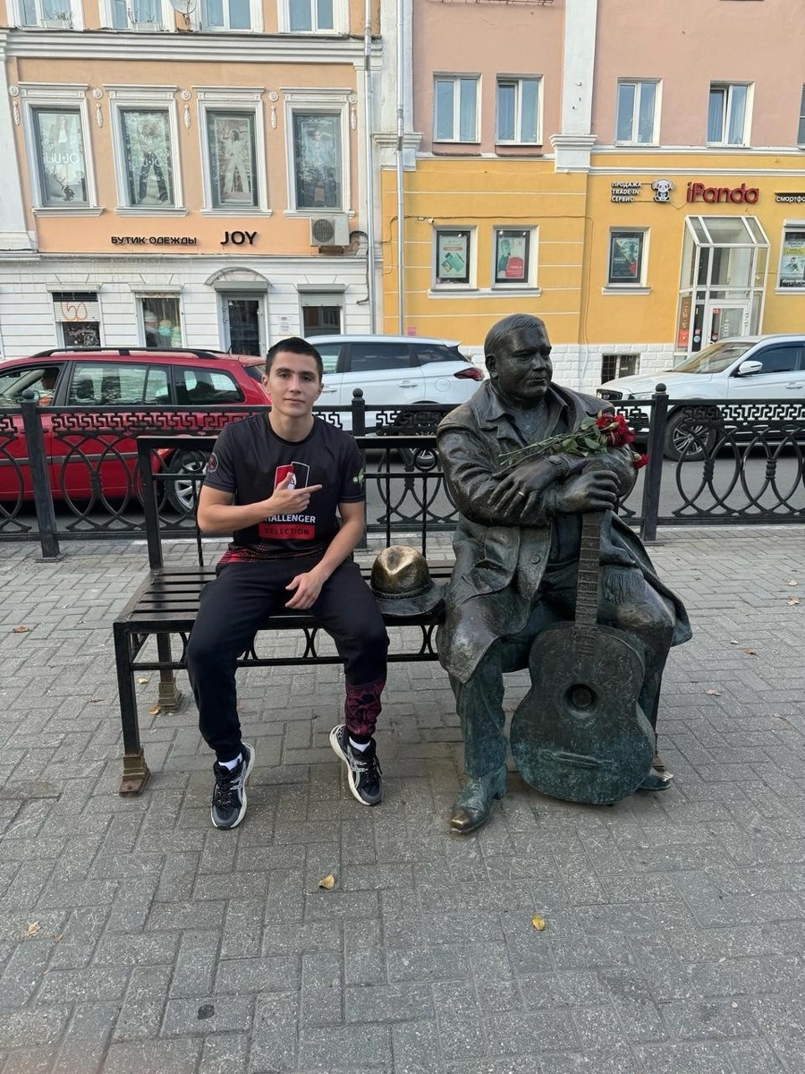 Пермский кикбоксер Артур Сархошян изучает достопримечательности Твери. Фото: "Юниорская лига кикбоксинга Challenger Selection"