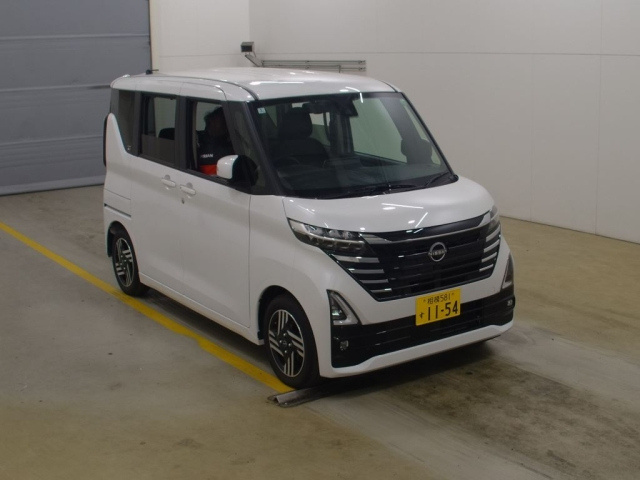 на фото новый Nissan Roox