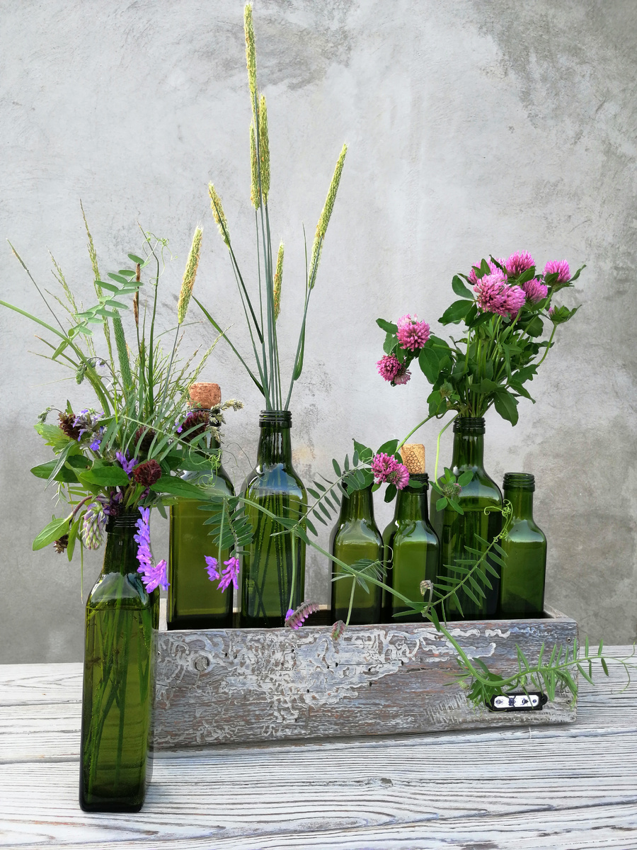 Летом ящик с бутылками был на улице и украшался букетиками. 