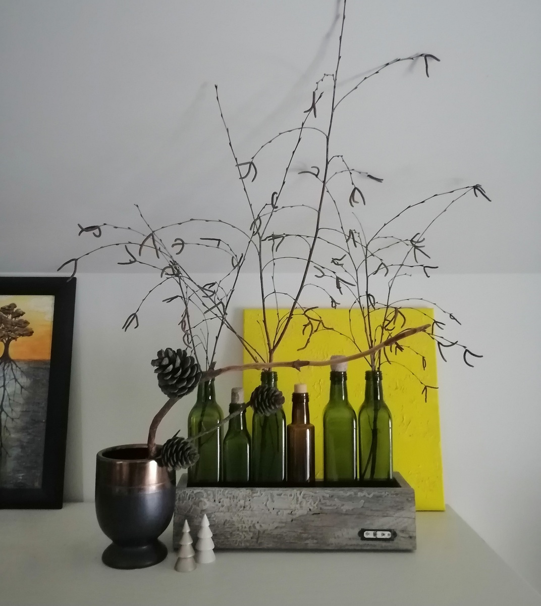 Зимой тот же ящик стоит дома на полке с ветками. 