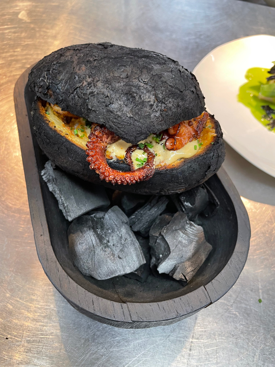 Осьминог в печеном картофеле с соусом карри 