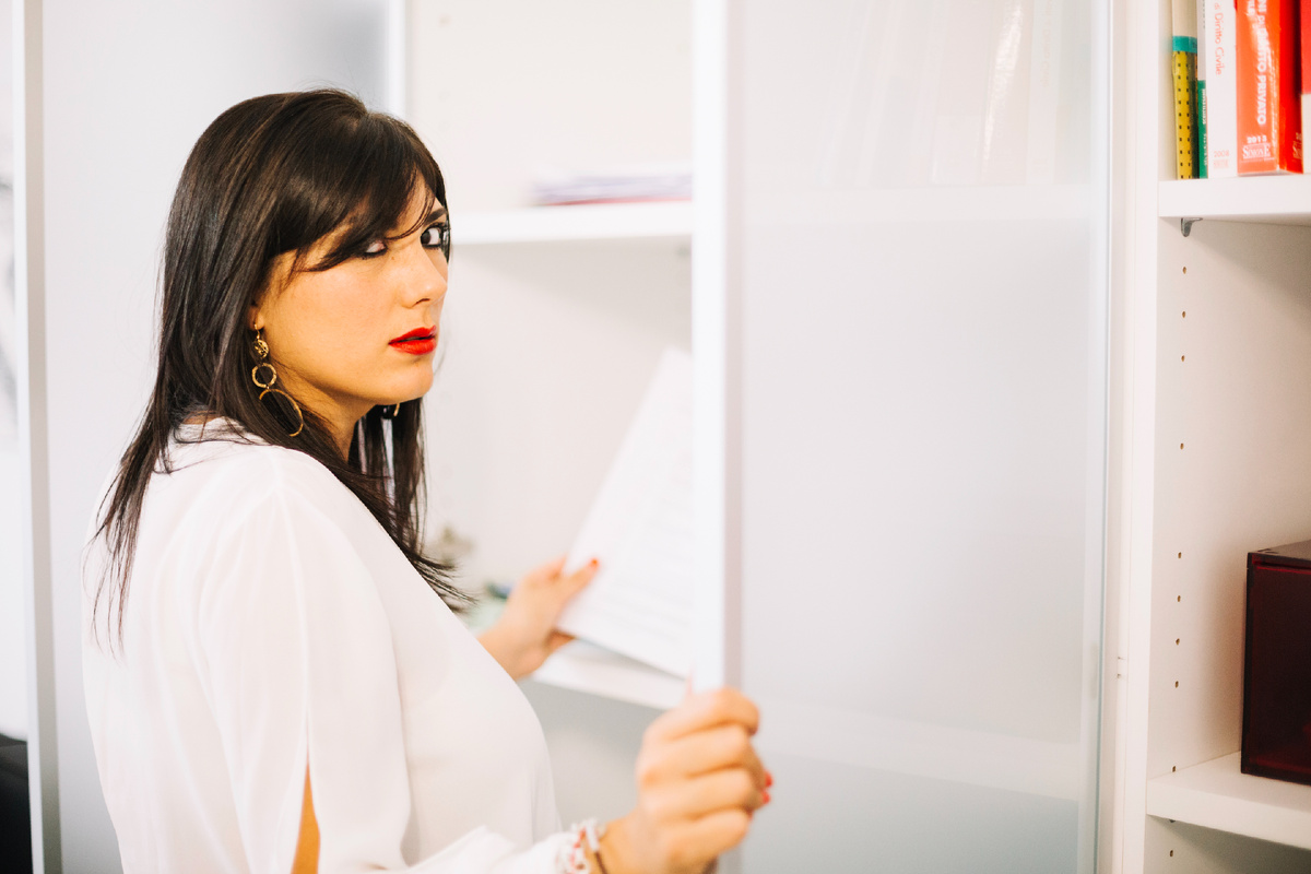 <a href="https://ru.freepik.com/free-photo/female-worker-office_1396821.htm#fromView=search&page=1&position=12&uuid=29e8ea39-ef5b-406b-abd7-652ef6f0042e&new_detail=true">Изображение от freepik</a>