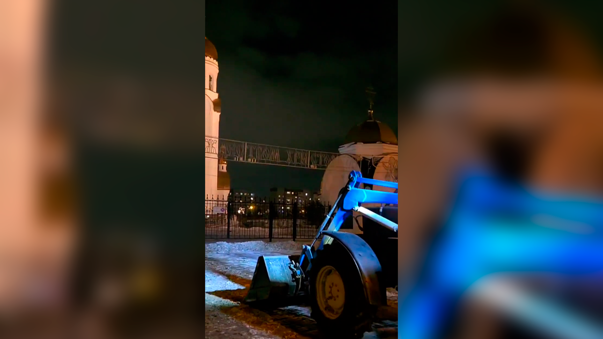     Перед Рождеством возле красноярских храмов чистят тротуары и парковки