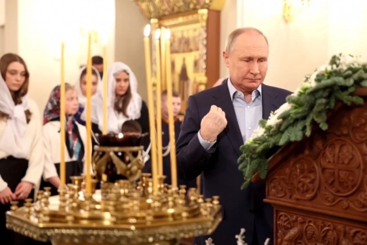    Владимир Путин в храме в резиденции Ново-Огарево, Рождество 2024 г.