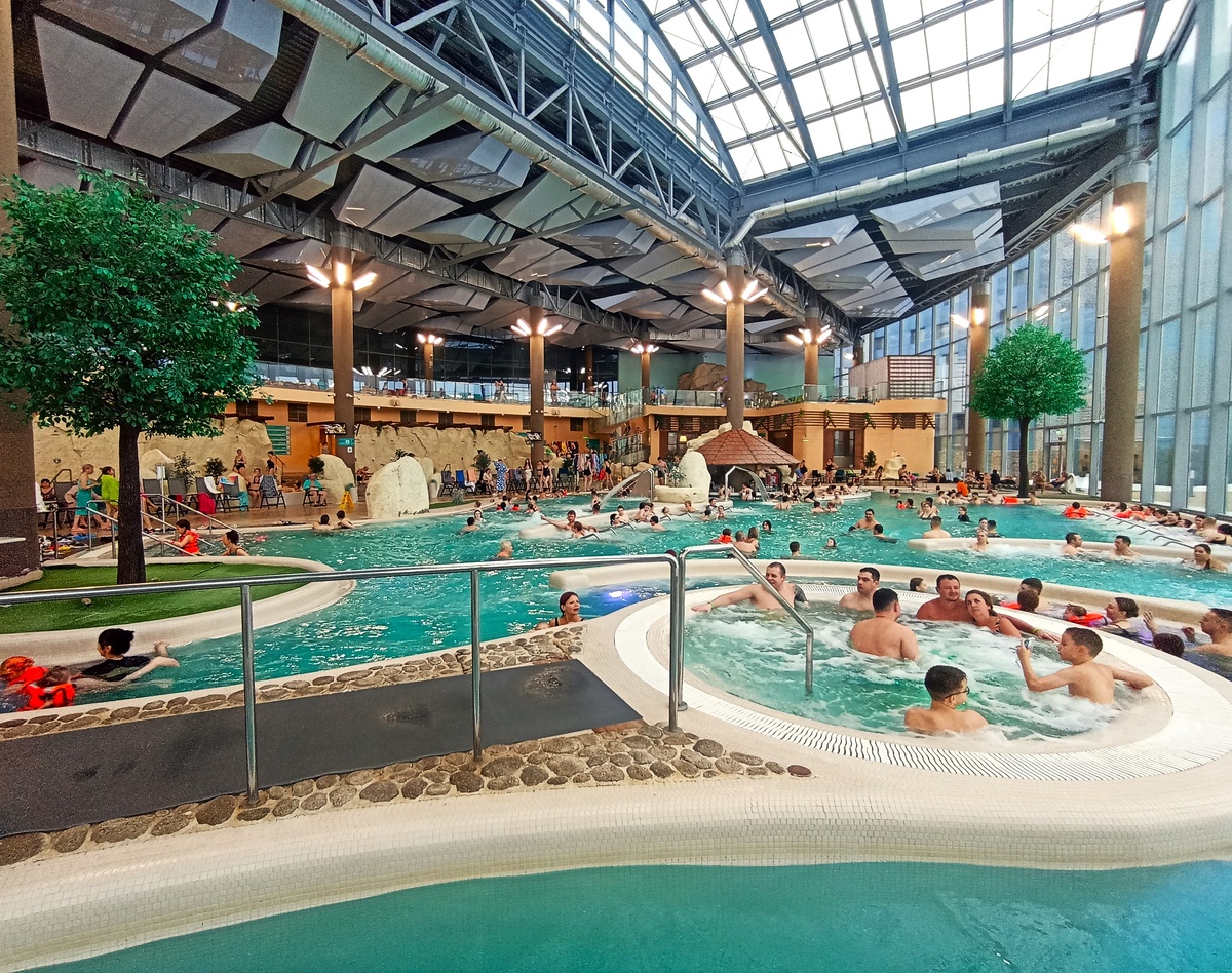 На втором этаже массажисты и косметологи