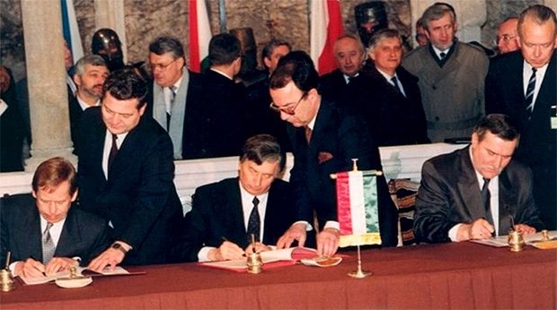 Президент Чехословакии Вацлав Гавел, премьер-министр Венгрии Йожеф Анталл и президент Польши Лех Валенса подписывают Вышеградскую декларацию, Вышеград, Венгрия, 15 февраля 1991 годаФото: Ministry of Foreign Affairs of the Czech Republic