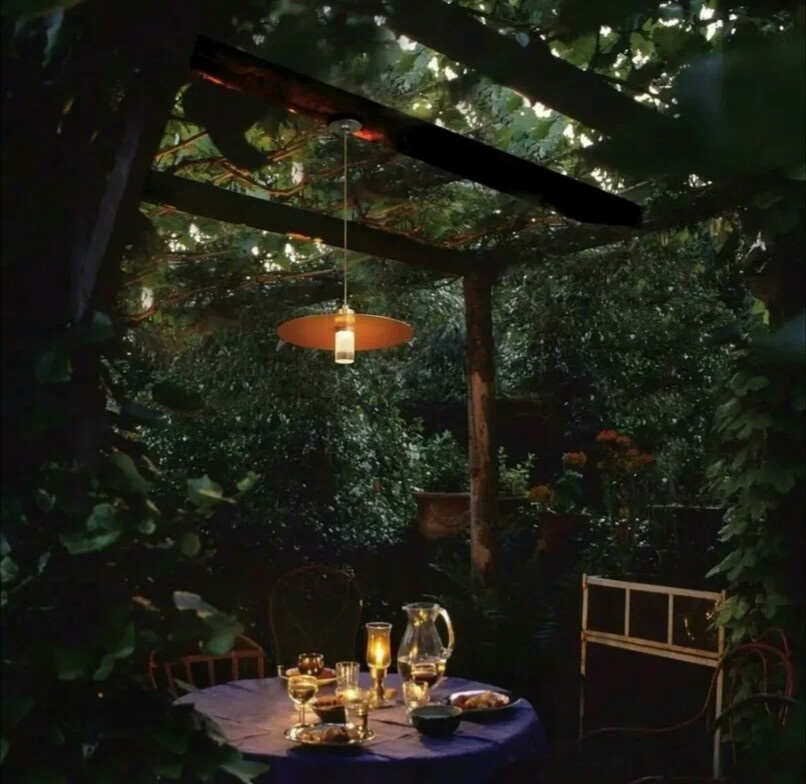 Накрытый стол в беседке.