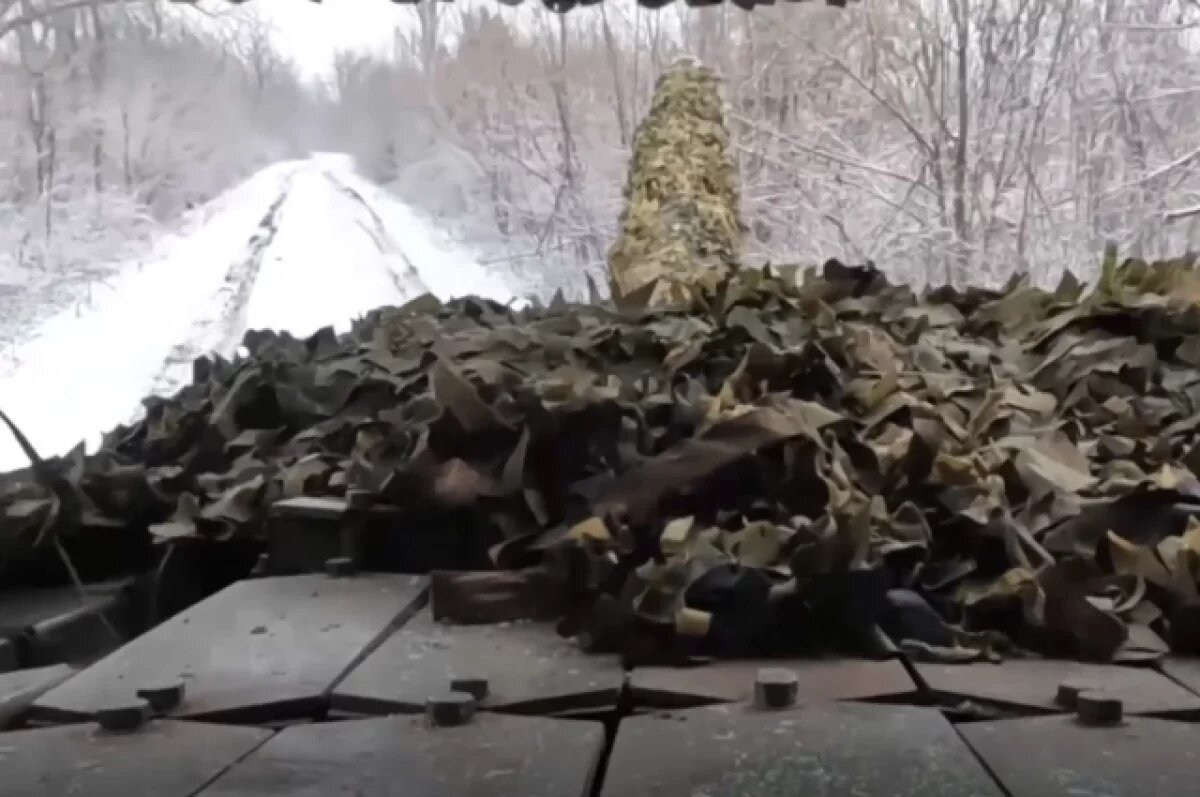    Минобороны: экипаж Т-80 уничтожил опорный пункт ВСУ на донецком направлении