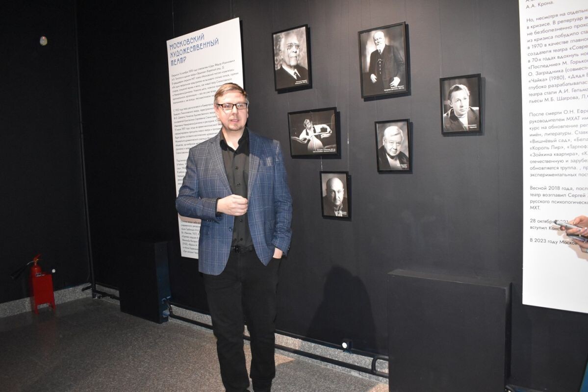    Главный хранитель музея МХАТ Евгений Конюхов